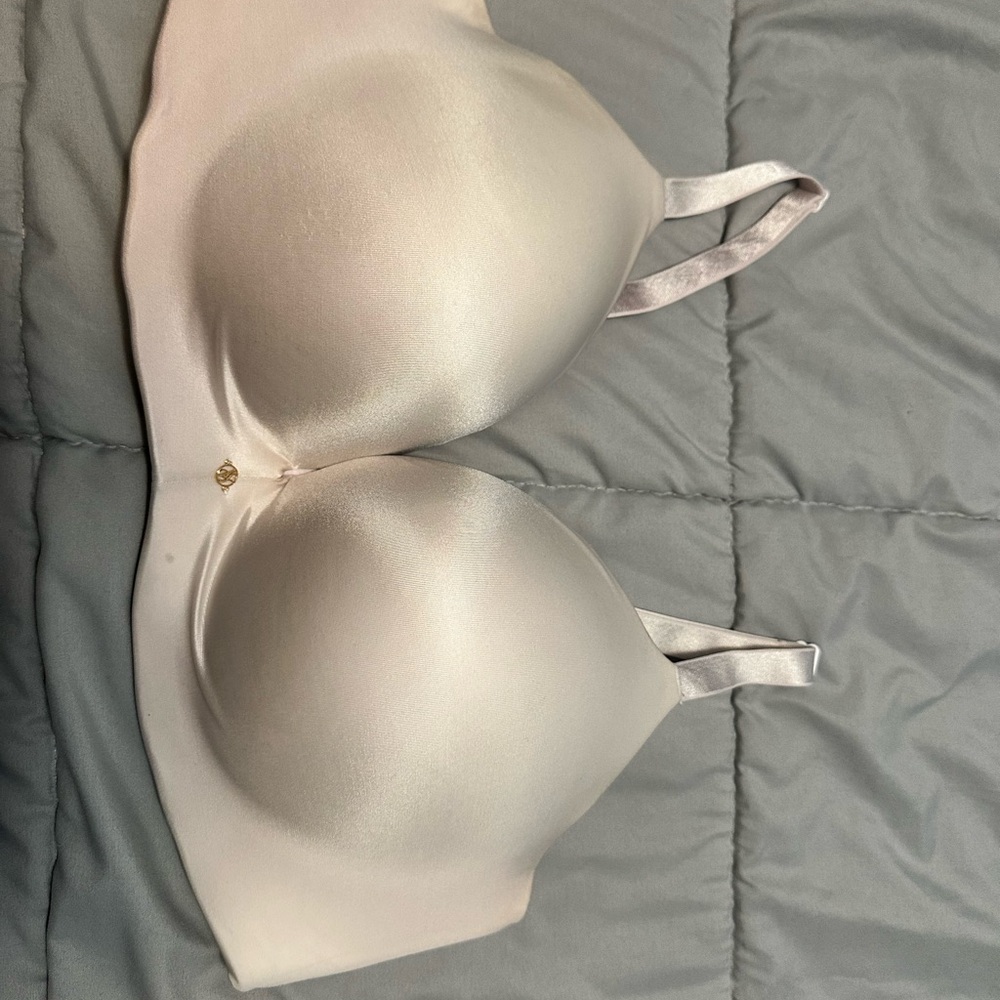 So obsessed Victoria’s recreates bra cream colored